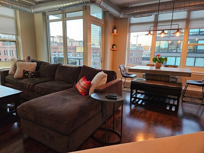 Building Photo - 909 W Washington Blvd