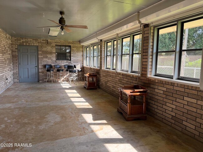 Building Photo - 325 Yearling Rd
