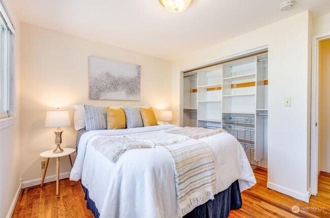 Building Photo - Beautiful Burien Home, Top Floor of Home for Rent