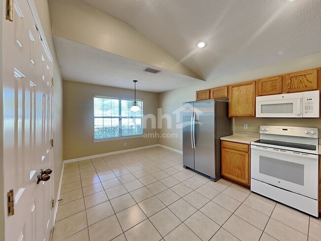 Building Photo - 800 S Edenbridge Way