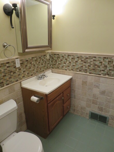 Building Photo - 47 Paulina St