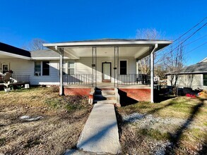 Building Photo - Adorable 2 bedroom, 1 bath duplex | Locate...