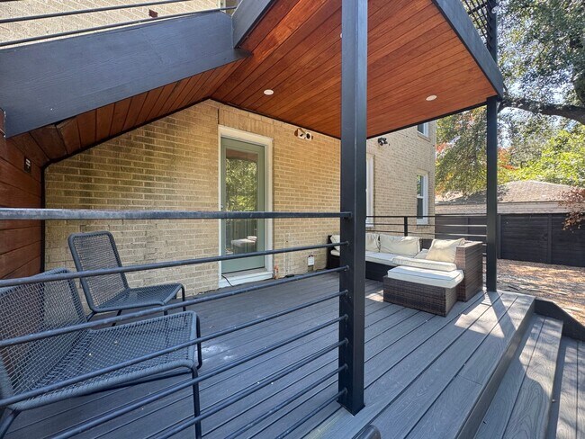 Building Photo - Remodeled 6 Bedroom Walking Distance to UT