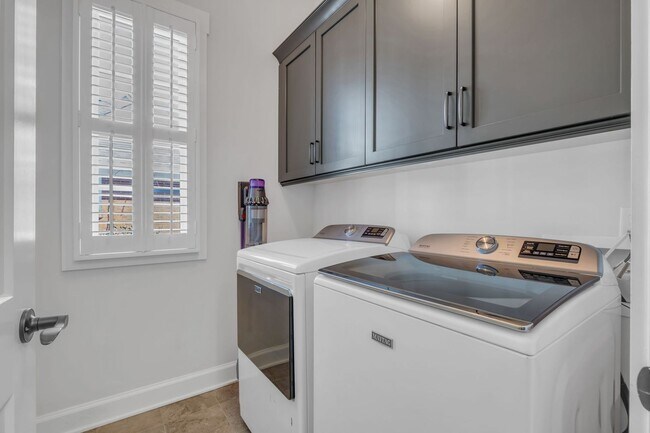 Building Photo - Stunning 5BE/4.5BA in the heart of Green H...
