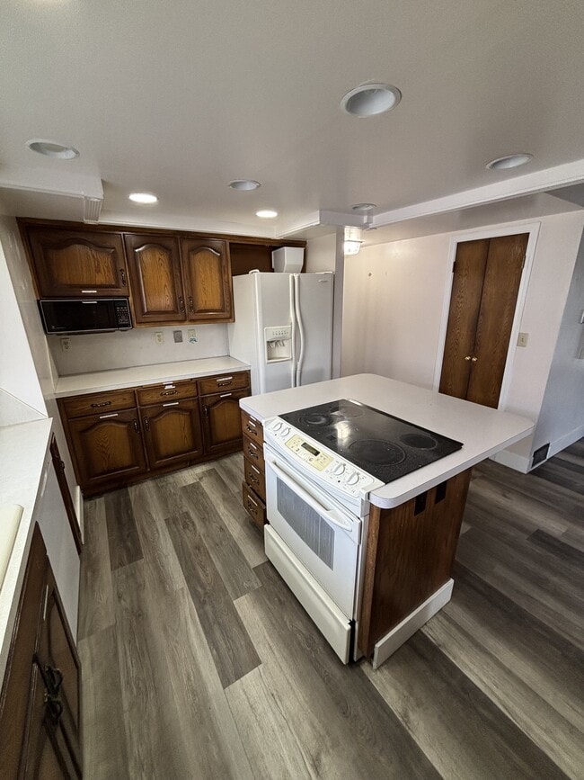 Building Photo - 187 E 5th St