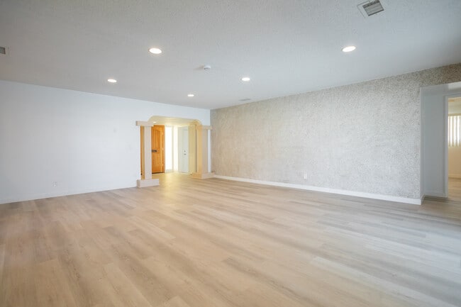 Building Photo - 11801 Rexford Rd