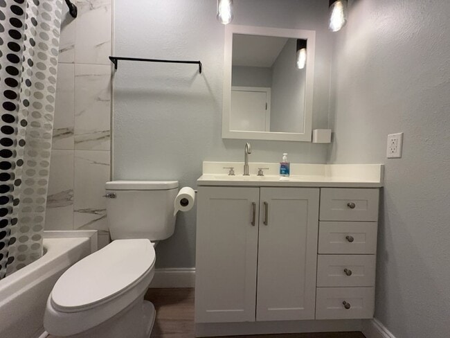 Building Photo - 8917 Vernon Dr