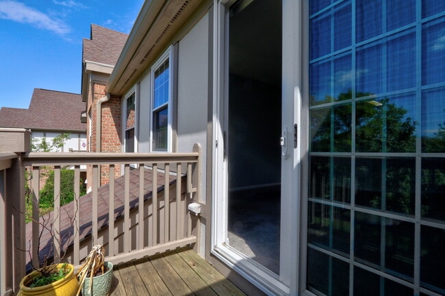 Building Photo - 210 Rosehall Dr