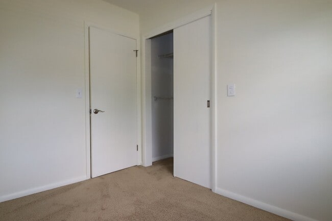 Building Photo - Charming 3 Bedroom Neenah Home with fenced yard