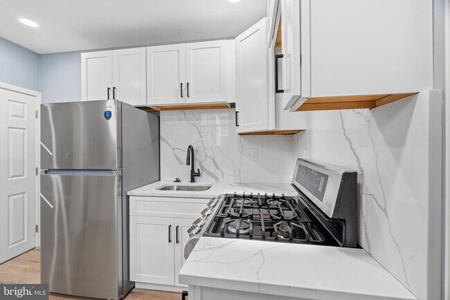 Building Photo - 2224 E Clearfield St