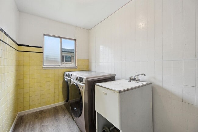 Building Photo - Move-In Ready 4 bedroom, 3 bathroom Home i...