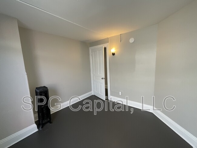 Building Photo - 1042 W Market St