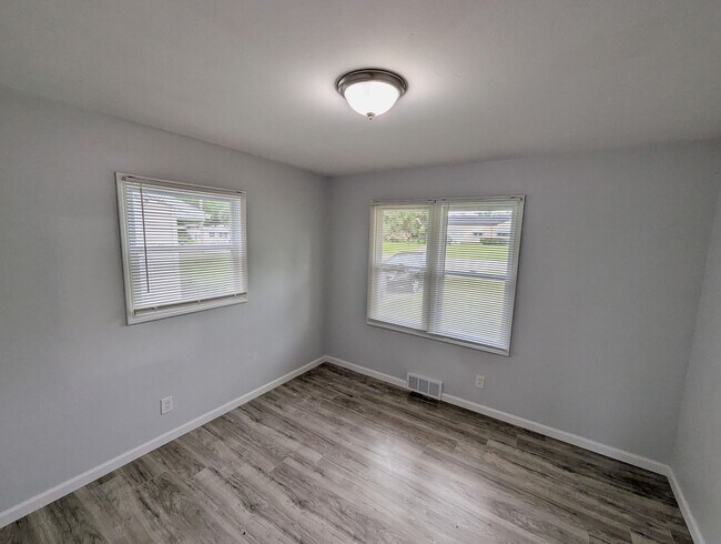 Building Photo - 6109 Evergreen Blvd
