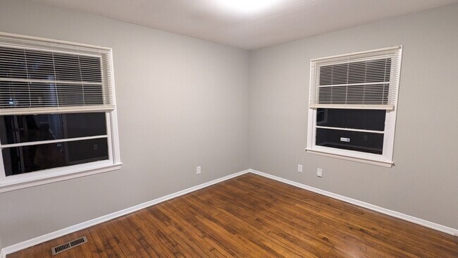 Building Photo - 3100 Highland Dr SE