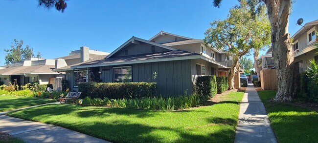 Building Photo - Santa Ana townhome style.  2 bed, 1 1/2 ba...