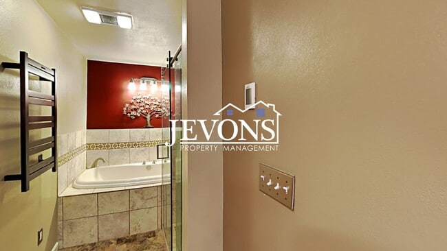 Building Photo - Charming 3-bedroom home with fenced backya...