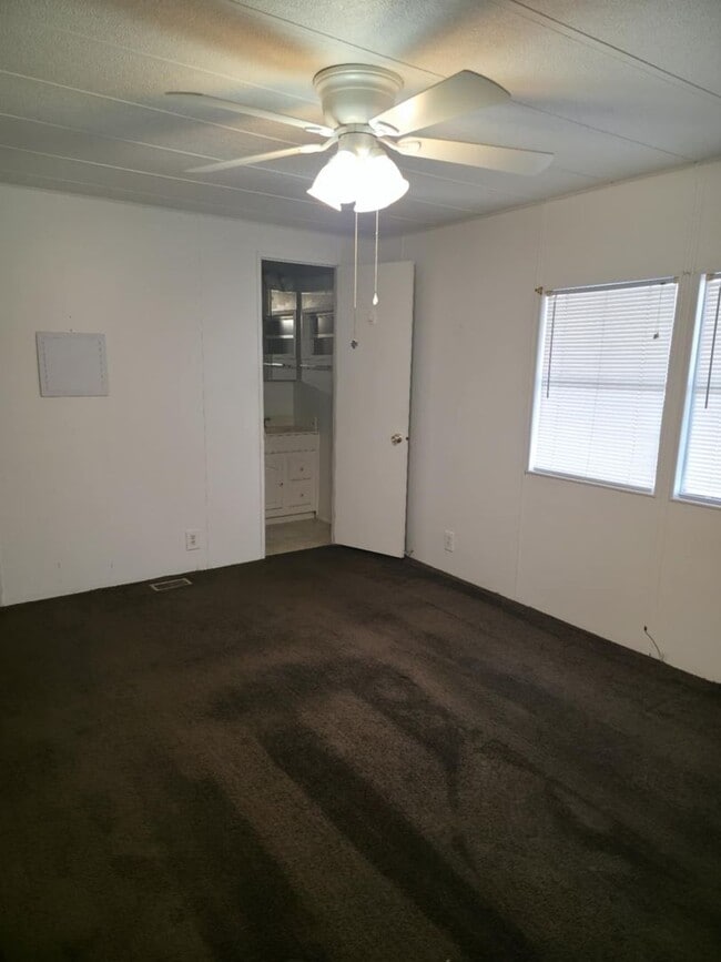 Building Photo - 2 BEDROOM 2 BATHROOM ON THE GOLF COURSE