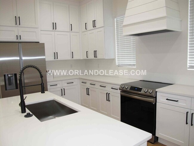 Building Photo - Beautiful 3/3.5 Townhome in the SODO area of Orlando