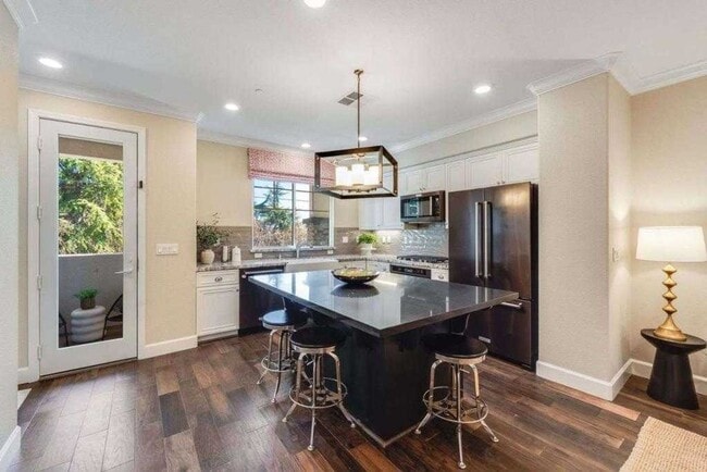 Building Photo - Luxury 3-Bed Townhouse in Hayward Just Built in 2019!