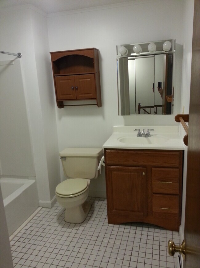 Full Bath - 15 Heritage Woods