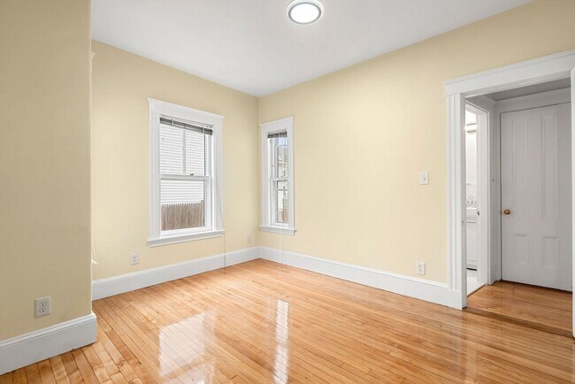 Building Photo - 252 Safford St