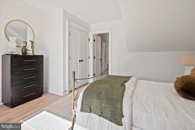 Building Photo - 909 N Irving St