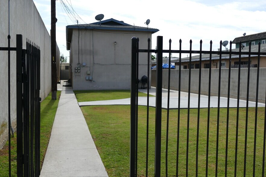 The property is well maintained and nestled away from the main street. - 9226 Palm St
