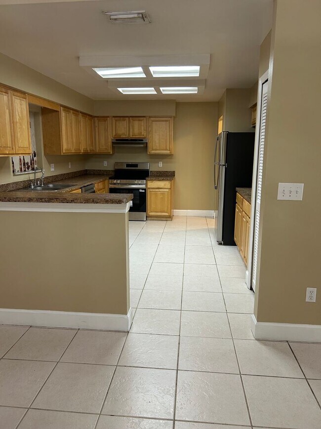 Building Photo - JUST LISTED -5 BEDROOM + BONUS ROOM - DELTONA NO PETS ALLOWED