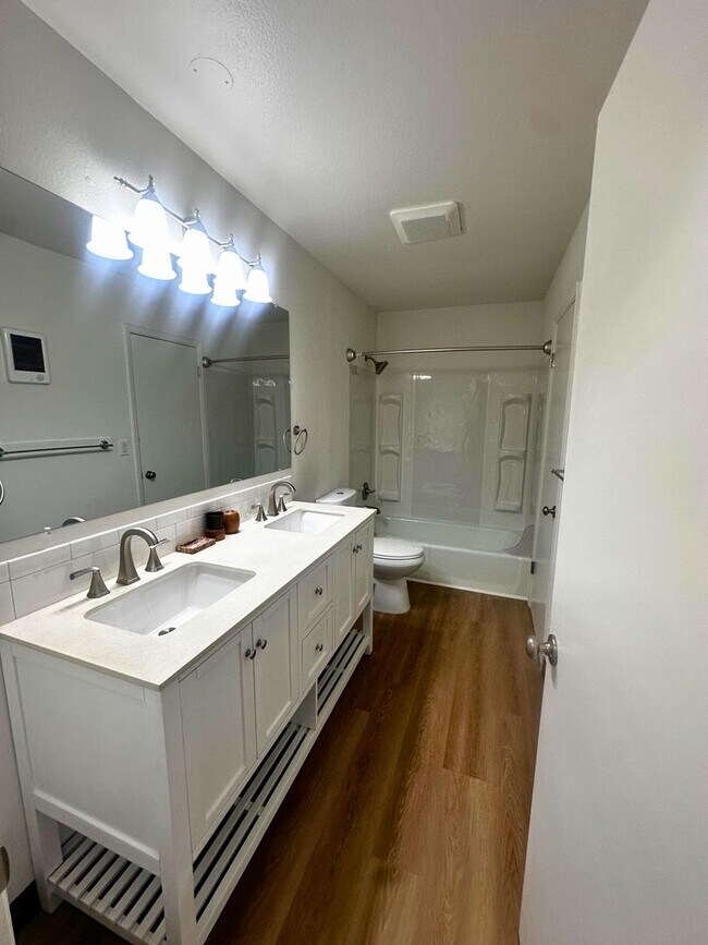 Building Photo - Remodeled 2 Bedroom Rent Ready Apartment!