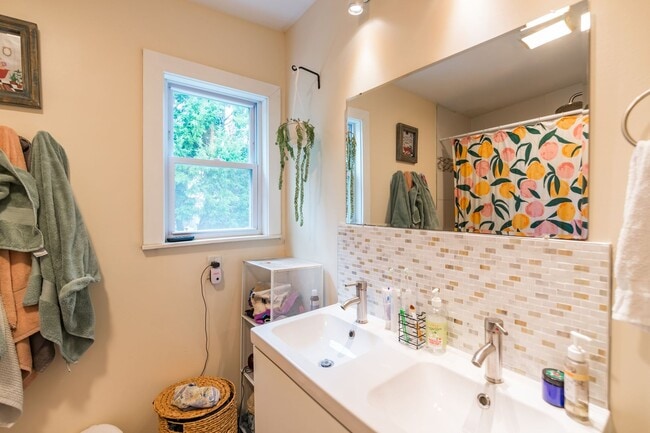 Building Photo - Two Bed East Kensington Townhouse