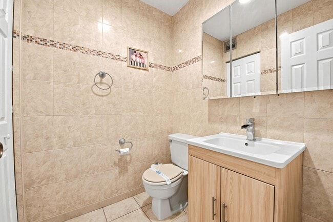Building Photo - 226 Capri E