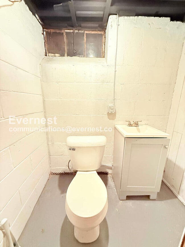 Building Photo - 17187 Rowe St