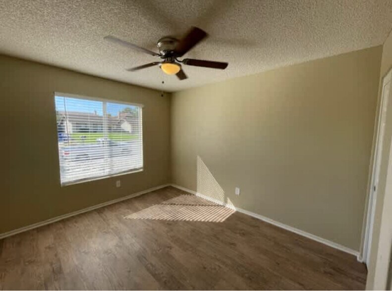 Building Photo - 11403 La Perla Dr