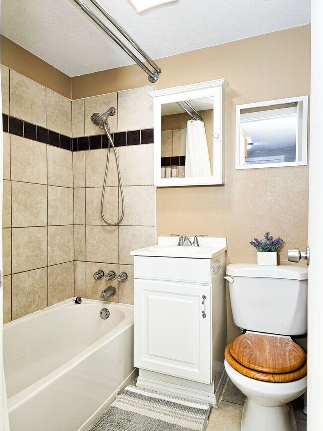 Building Photo - Old Airport Road 4751-VS