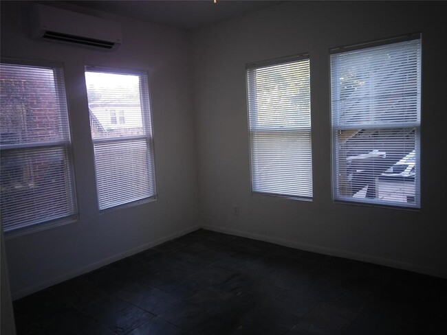 Building Photo - 911 W Gray St