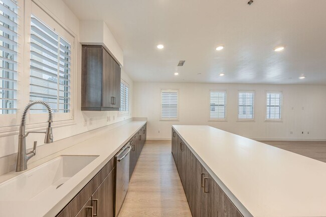 Building Photo - 216 Paramount