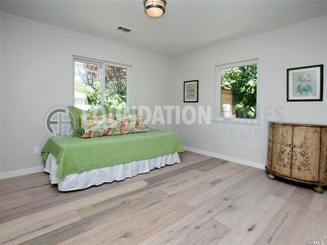 Building Photo - Remodeled 4BD/2BA in Prime Tiburon Locatio...