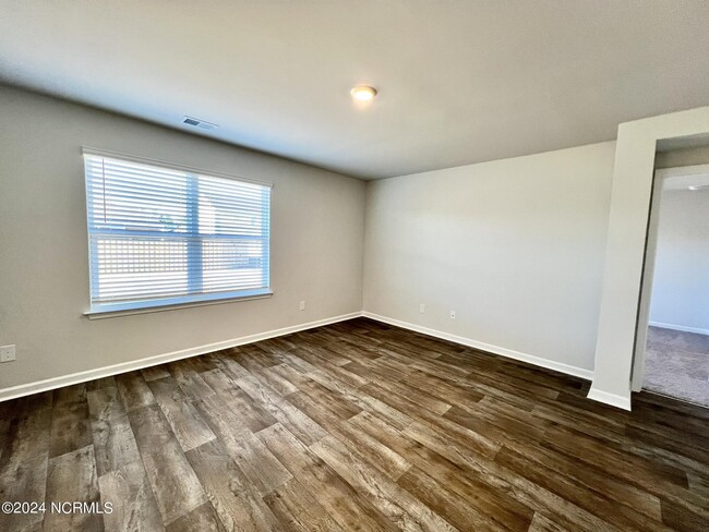 Building Photo - 8201 E Highcroft Dr NE