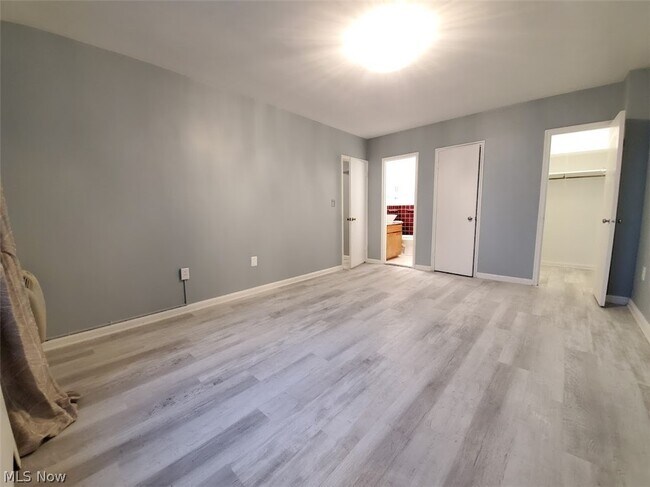 Building Photo - 11820 Edgewater Dr