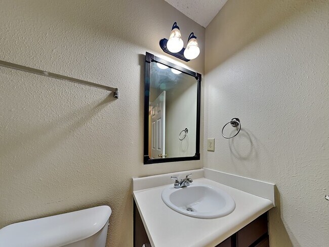 Building Photo - 3 bed 2.5 bath in Fishers!