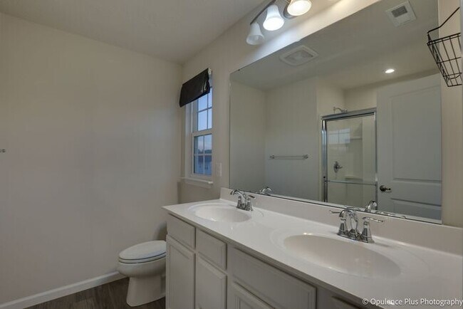 Building Photo - Gorgeous 3 Bed 3.5 Bath Fairborn Home!