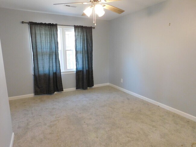 Building Photo - 105 Little Rossie Rd