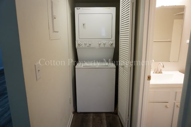 Building Photo - 4413 Holly Tree Rd