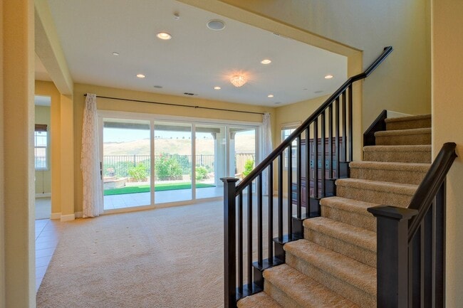Building Photo - Stunning 5 bedroom, 4 bathroom house locat...
