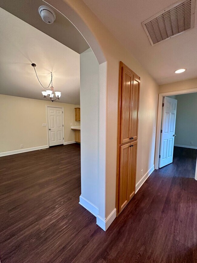 Building Photo - 6204e