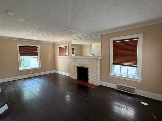 Building Photo - Affordable Cleveland Heights Home - Now Available