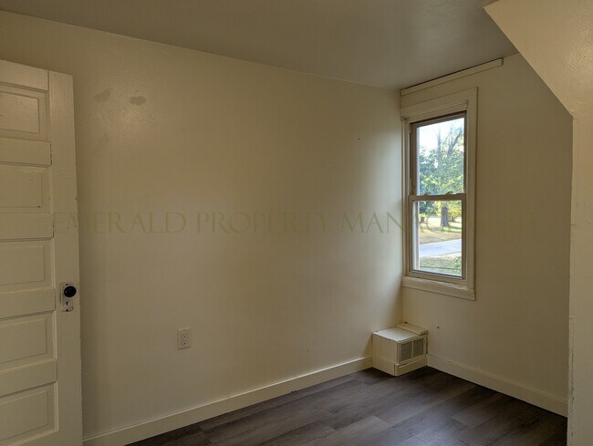 Building Photo - 1318 N Burbank Ave