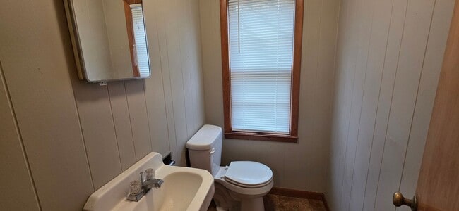 Building Photo - 3 Bedroom 2 Bath Carthage Stone Beauty! $1195