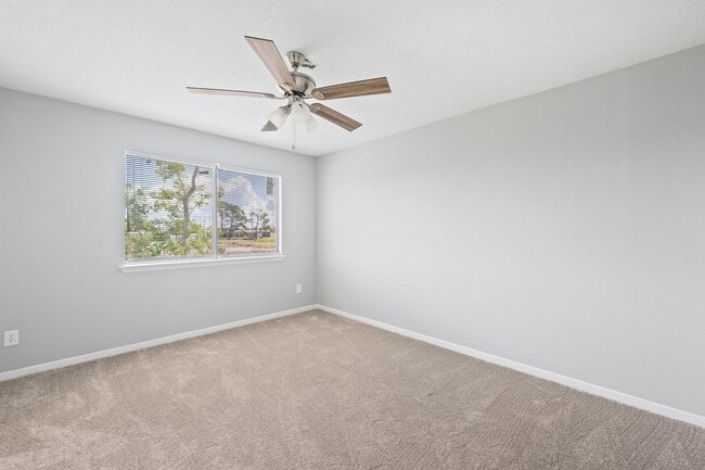 Building Photo - 2 Bedroom 1.5 Bathroom