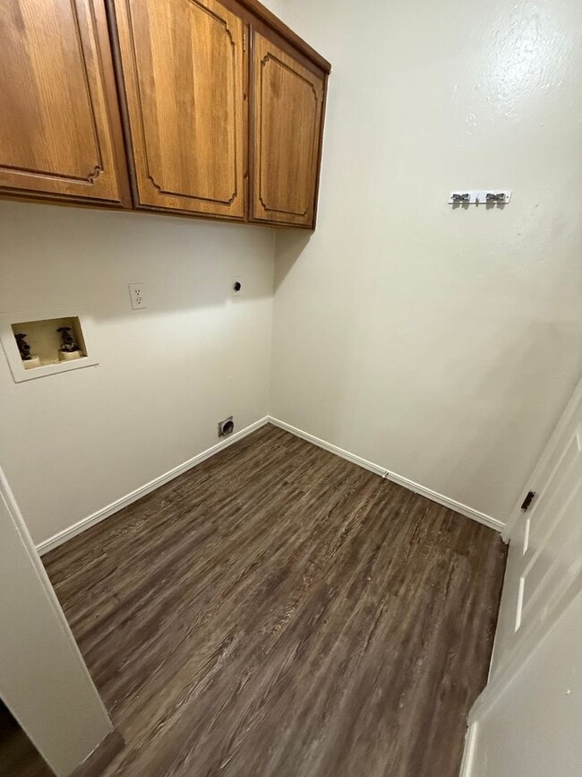 Building Photo - 3 Bed 1.5 Bath Total Electric, Fenced Back...